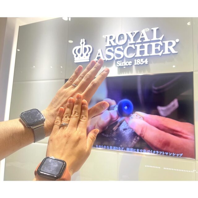 こんにちは🌞イトイ本店です☺️🌷

先日ご結婚指輪をお渡しさせていただきました、T様❤️M様です🌹
誠におめでとうございます🥳🎉✨

ご婚約指輪・ご結婚指輪共に世界三大カッターズブランドの中のひとつロイヤルアッシャーを選んでいただきました💍

ご婚約指輪は美しいダイアモンドの1石タイプ。
ご結婚指輪は重ね着けしても、1本で着けてもキラキラと輝くハーフエタニティタイプでお選びいただきました🌸

お美しい新婦👰‍♀️✨Ｍ様にとってもお似合いになっております🫶
そして新郎のT様のご結婚指輪にも、こだわりのダイアモンドが表面に1石あしらわれております💠

いつまでもお2人に沢山の幸せが降り注ぎますように🕊️

是非クリーニングだけでもお気軽にお立ち寄りください。またお会いできる日を、楽しみにお待ちいたしております☺️

末永くお幸せに♡♡♡

#ダイアモンド#婚約指輪#結婚指輪#エンゲージリング#マリッジリング#結婚準備#入籍#結婚#プロポーズ#ブライダル#ファッション#群馬でジュエリーを買うなら#群馬#太田#itoi#イトイ本店#2025春婚#2025夏婚#2025秋婚#2025冬婚#記念日#幸せ#素敵な笑顔#大切な瞬間#ジュエリーが好きな人と繋がりたい