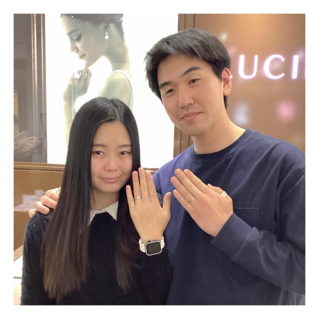 ⁡
⁡
こんにちは🌞イトイ本店です🌸
⁡
昨日ご納品をさせていただきました、Y様🩷N様です☺️
誠におめでとうございます🎉🎈🎈
ようやくつけていただけました✨お手伝いができて良かったです🌸
そして、昨日はY様のお誕生日でした❕ダブルでめでたいですね🥰
⁡
おふたりに選んでいただきましたリングは、〜海辺に吹く風〜をイメージしたリングで、しあわせの風が青い空に広がりふたりを包み込んでくれるという意味合いが込められております☺️✨
⁡
N様のリングの内側には〝ブルーダイアモンド〟が入っており、サムシングフォーの一つでもある青いものを日常から身につけることができます🌸
身につけると幸せになれるということからお守りのような感覚でつけられます🥰🥰
⁡
直接お渡しができず申し訳ございませんでした🥲
またクリーニング等ご希望でしたらお問い合わせできたらお問い合わせください🙂😄よろしくお願いいたします🙇‍♀️
⁡
#ダイアモンド#婚約指輪#結婚指輪#エンゲージリング#マリッジリング#結婚準備#入籍#結婚#プロポーズ#ブライダル#ファッション#群馬でジュエリーを買うなら#群馬#太田#itoi#イトイ本店#2025春婚#2025夏婚#2025秋婚#2025冬婚#記念日#幸せ#素敵な笑顔#大切な瞬間#ジュエリーが好きな人と繋がりたい