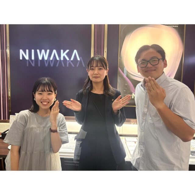 ⁡
⁡
こんにちは🌞イトイ本店です🌸
⁡
本日ご納品させていただきました、G様🫶M様です❤︎
誠におめでとうございます🥂✨
⁡
サプライズプロポーズでG様が婚約指輪を見にきていただけたことから始まり、その後M様と一緒に結婚指輪を選んでくださり、本日ご納品で嬉しい気持ちでいっぱいです🥹💍
⁡
とても一生懸命にM様に似合う婚約指輪を選んでいて微笑ましいなと思っていましたが、一緒にきてくださった際に選んでいただいたリングがすんごくお似合いで心の中でひとりで盛り上がっていました🥰🤝
ご婚約指輪とご結婚指輪を重ねづけできるリングにしてずーっと身につけていただきたかったので、最初から合わせてつけてもお似合いになるリングを見てもらっていました✨
⁡
ご婚約指輪指輪は〝雪の結晶〟
ご結婚指輪は〝朝陽に染まる雪、雪原に輝く光といった時間を経て変化する情景〟を表現しています。
⁡
おふたり共にプラチナとピンクゴールドのコンビ色にしていただきました☺️
上品にもカジュアルにも使っていただけるリングです🌸
⁡
一緒に写真を撮って欲しいと言われてとても嬉しかったです🩷
おふたりの言葉を胸にこれからも精進します❕
⁡
リングお似合いでした☺️🌸
またいつでもクリーニング等いらしてくださいね🫶
末永くお幸せに😆🩷
⁡
⁡
#ダイアモンド#婚約指輪#結婚指輪#エンゲージリング#マリッジリング#結婚準備#入籍#結婚#プロポーズ#ブライダル#ファッション#群馬でジュエリーを買うなら#群馬#太田#itoi#イトイ本店#2025春婚#2025夏婚#2025秋婚#2025冬婚#記念日#幸せ#素敵な笑顔#大切な瞬間#ジュエリーが好きな人と繋がりたい