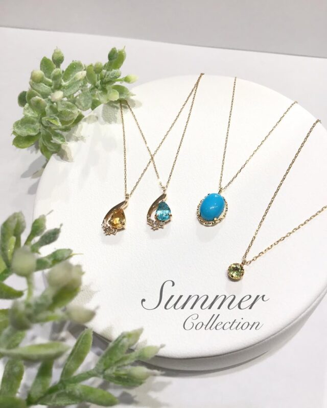 こんにちは！
ITOIイオンモール太田店です☺️
⁡
この夏のお出かけに、ぜひおすすめのネックレスです✨
綺麗なカラーストーンで気分を上げて、暑い夏も楽しんでいきましょう♪
⁡
⁡
#婚約指輪 #結婚指輪 #リング #マリッジリング #結婚準備 #結婚指輪選び #プロポーズ#記念日#ディズニー#disney#群馬花嫁#ITOI#イトイ#イオンモール太田#aeon#ギフトにも#結婚式#プレ花嫁#2025花嫁#2025夏婚#2025秋婚#2025冬婚#ディズニー婚#wedding#夏服コーデ#夏色#ネックレス#ターコイズ#お出かけ#プレゼント選び